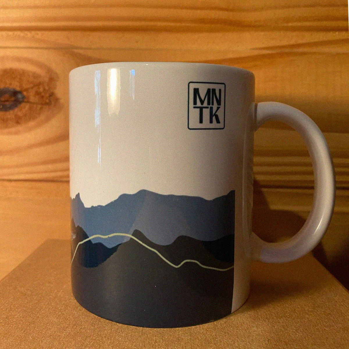 Caneca de Porcelana com Ilustração dos Principais Picos da Serra da Mantiqueira